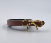 کمربند زنانه قهوهای با سگک پاپیونی طلایی، مناسب استایلهای کلاسیک و پاییزی