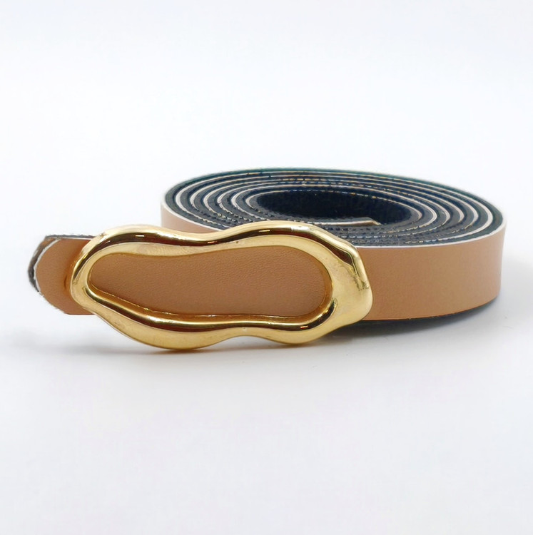 کمربند چرمی کرم با سگک موجی طلایی 1.5 سانتیمتری – طراحی لوکس و مناسب استایل مینیمال