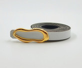 کمربند چرمی سفید با سگک موجی طلایی 1.5 سانتیمتری – ترکیب خاص برای استایل جسورانه و متفاوت