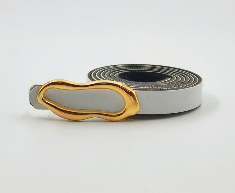 کمربند چرمی سفید با سگک موجی طلایی 1.5 سانتیمتری – ترکیب خاص برای استایل جسورانه و متفاوت