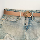 کمربند زنانه رنگ کرم با سگک فلزی طلایی، انتخابی شیک برای استایلهای مینیمال و لباسهای روشن