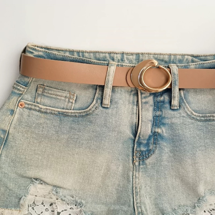 کمربند زنانه رنگ کرم با سگک فلزی طلایی، انتخابی شیک برای استایلهای مینیمال و لباسهای روشن