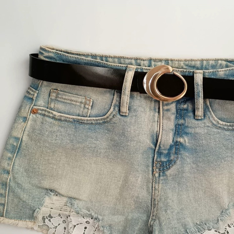 کمربند زنانه چرمی مشکی با سگک طلایی، مناسب استایل رسمی و کژوال، قابل استفاده با مانتو یا کت