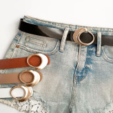 کمربند زنانه چرمی با سگک طلایی، مناسب استایل روزمره و رسمی، در رنگهای قهوهای، سفید، کرم و مشکی