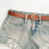 کمربند زنانه چرمی با سگک طلایی، مناسب استایل روزمره و رسمی، در رنگهای قهوهای، سفید، کرم و مشکی