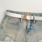 کمربند زنانه چرمی با سگک طلایی، مناسب استایل روزمره و رسمی، در رنگهای قهوهای، سفید، کرم و مشکی