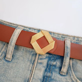 کمربند زنانه عسلی با سگک فلزی لوزی طلایی، مناسب برای استایل کژوال