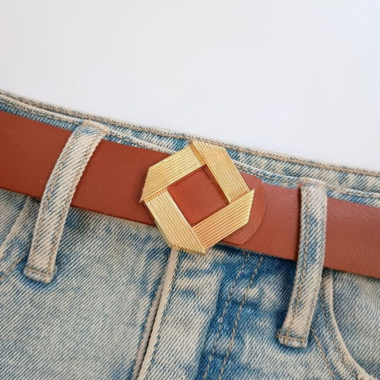 کمربند زنانه عسلی با سگک فلزی لوزی طلایی، مناسب برای استایل کژوال