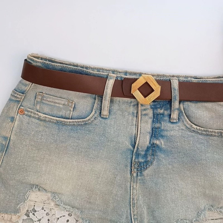 کمربند زنانه قهوهای تیره با سگک طلایی، ترکیب گرم و شیک برای لباسهای اسپرت