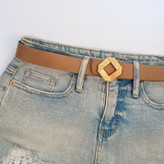 کمربند زنانه قهوهای روشن با سگک طلایی، ترکیب گرم و شیک برای لباسهای روزمره