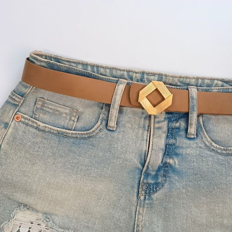 کمربند زنانه قهوهای روشن با سگک طلایی، ترکیب گرم و شیک برای لباسهای روزمره