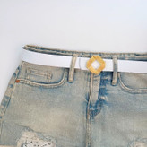 کمربند زنانه سفید با سگک طلایی، برای لباسهای رنگ روشن