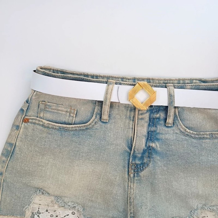 کمربند زنانه سفید با سگک طلایی، برای لباسهای رنگ روشن