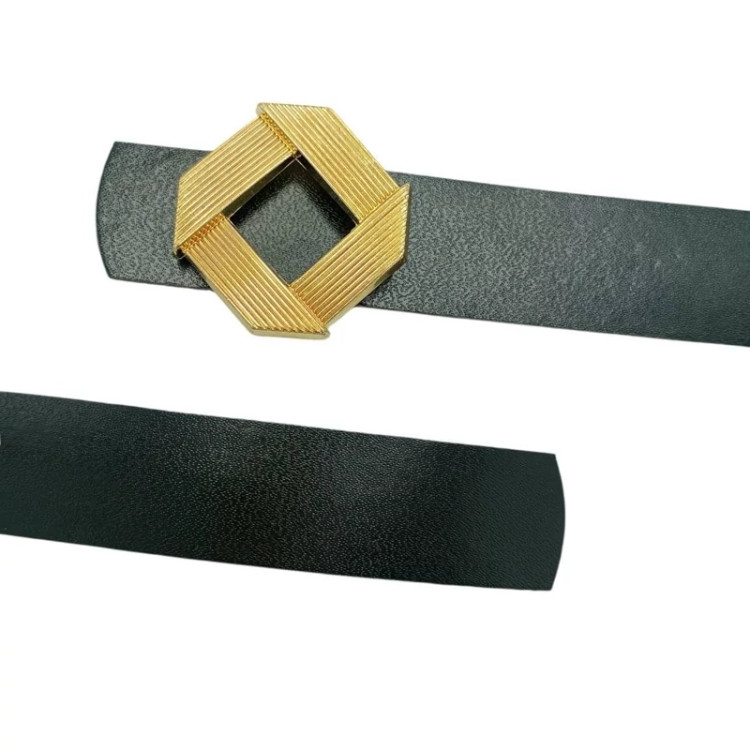 کمربند زنانه مشکی با سگک فلزی لوزی طلایی، مناسب برای استایل مینیمال و رسمی