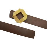 کمربند زنانه با سگک طلایی لوزیشکل در رنگهای متنوع شامل مشکی، قهوهای، سفید و سرمهای، همراه با شلوار جین در پسزمینه