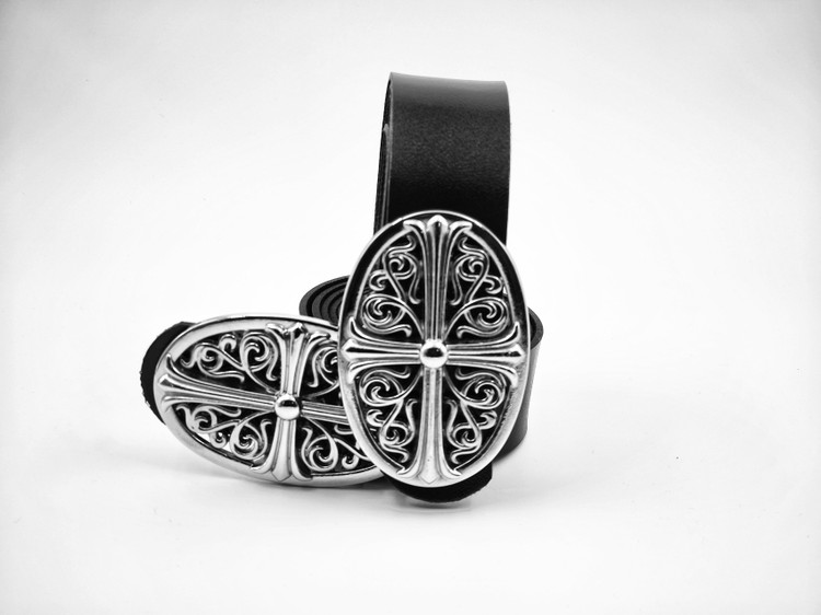 کمربند برند CHROME HEARTSبا سگک نقرهای براق و طراحی رسمی – انتخاب شیک برای استایل فشن و بروز