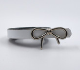 کمربند زنانه سفید با سگک پاپیونی نقرهای، مناسب استایلهای رمانتیک، مدرن و مینیمال