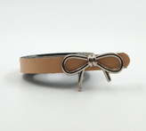 کمربند زنانه کرم روشن با سگک پاپیونی نقرهای، انتخابی لطیف برای لباسهای روزمره