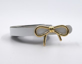 کمربند زنانه سفید با سگک پاپیونی طلایی، مناسب استایلهای روشن، مینیمال و تابستانی