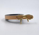 کمربند زنانه کرم با سگک پاپیونی طلایی، مناسب استایلهای مینیمال و رمانتیک