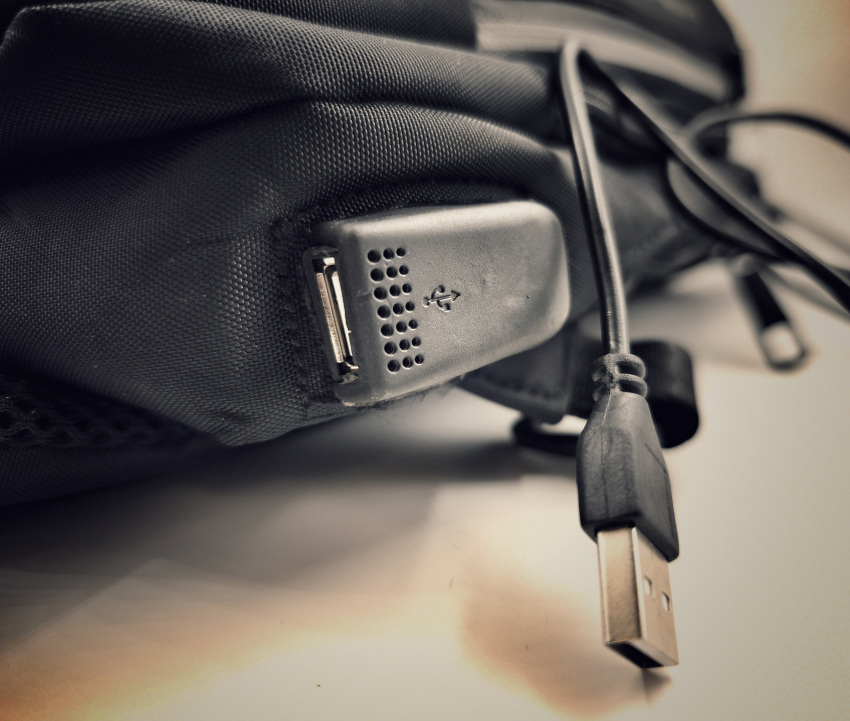 جزئیات پورت USB روی بادی‌بگ مشکیBG، قابلیت اتصال به پاوربانک داخلی برای شارژ سریع