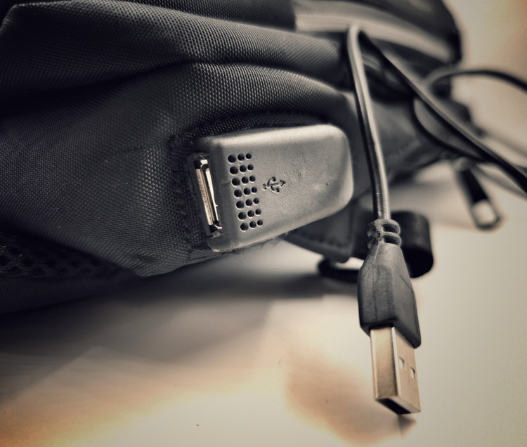 جزئیات پورت USB روی بادیبگ مشکیBG، قابلیت اتصال به پاوربانک داخلی برای شارژ سریع