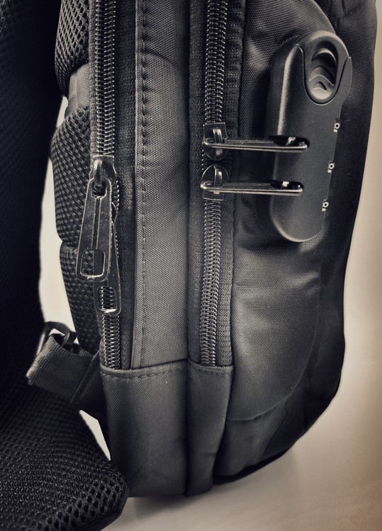 ساختار مقاوم زیپ و قفل رمزدار روی کیف مشکی، مناسب سفرهای کوتاه و استایل خیابانی