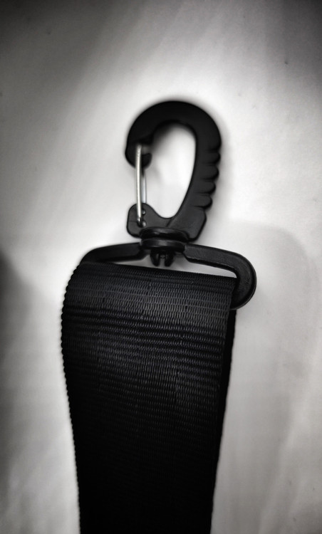 نمای نزدیک بند مشکی با قلاب پلاستیکی فنردار، مناسب اتصال ایمن و سریع