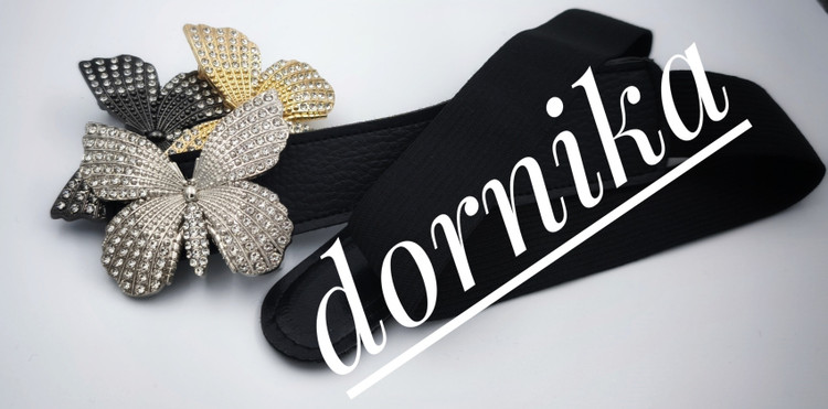 تصویر کمربند کشی زنانه فریسایز با سگک پروانهای نگیندار نقره ای رنگ – مناسب برای استفاده روزمره و مهمانیها با طراحی مدرن و فانتزی