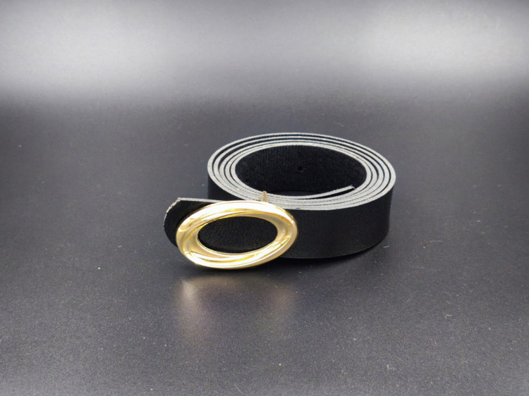 کمربند زنانه مشکی با سگک طلایی بیضی شکل مناسب استایل رسمی