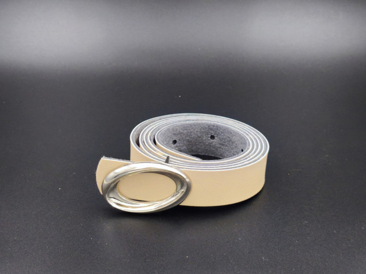 کمربند زنانه کرم با سگک نقرهای، مناسب تیپهای روشن و مینیمال