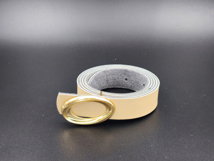 کمربند زنانه کرم با سگک طلایی، ترکیب رنگ گرم و خاص برای استایل نیمهرسمی