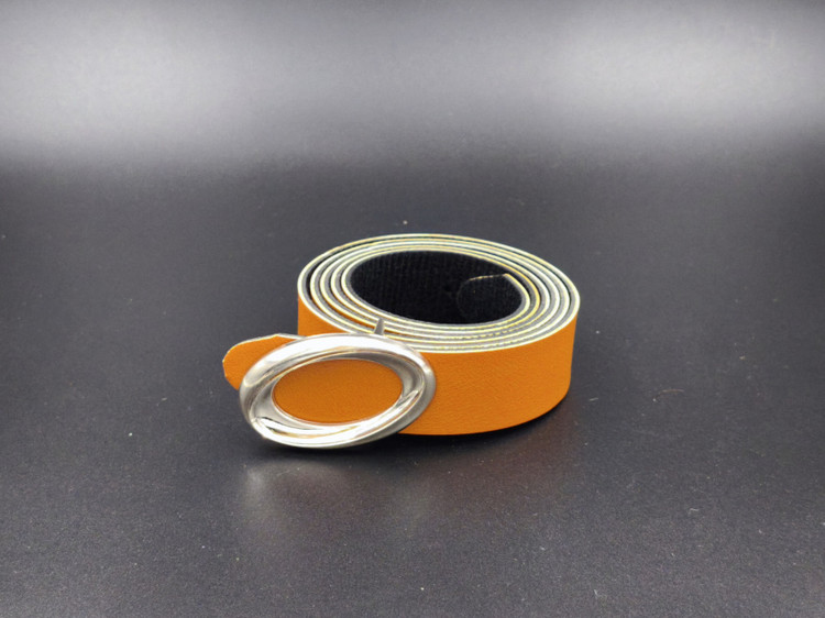 کمربند زنانه عسلی با سگک نقره ای، ترکیب رنگ گرم و خاص برای استایل نیمهرسمی