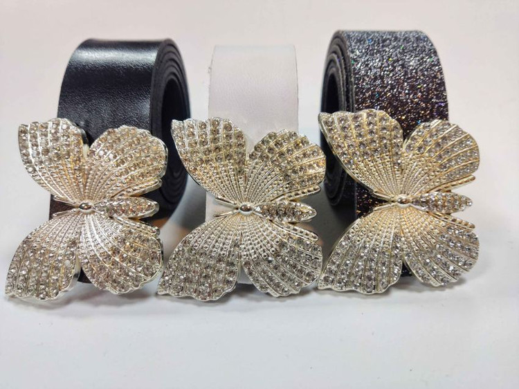 کمربند زنانه چرم مصنوعی نقرهای با سگک پروانه ای نگین دار، طراحی زیبا و مناسب پوشش رسمی