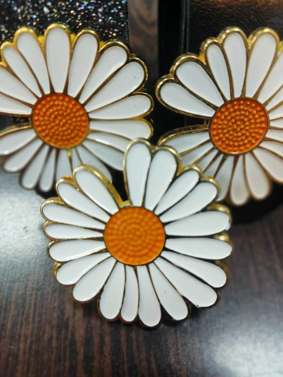 نمای نزدیک سگک بابونه روی کمربند زنانه چرم مصنوعی، طرح دخترانه و فانتزی