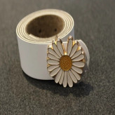 کمربند زنانه چرم مصنوعی با سگک بابونه، موجود در رنگ سفید، مناسب استایل دخترانه و مجلسی