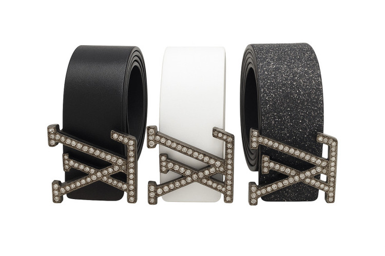 تصویر سه کمربند زنانه ایستاده روی سطح سفید با سگکهای فلزی براق، مناسب برای استایل رسمی و مجلسی