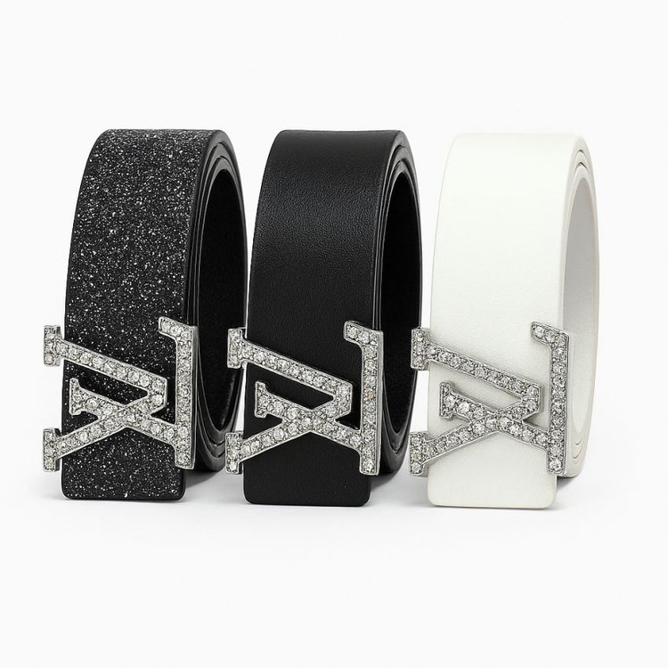 کمربند چرمی زنانه برند LV با سگک نقرهای نگیندار در سه رنگ سفید، مشکی براق و مشکی اکلیلی، مناسب برای استایلهای مجلسی و روزمره