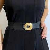 کمربند زنانه مشکی با سگک خورشیدی فلزی طلایی، طراحی فری سایز و مناسب استایل رسمی و مجلسی