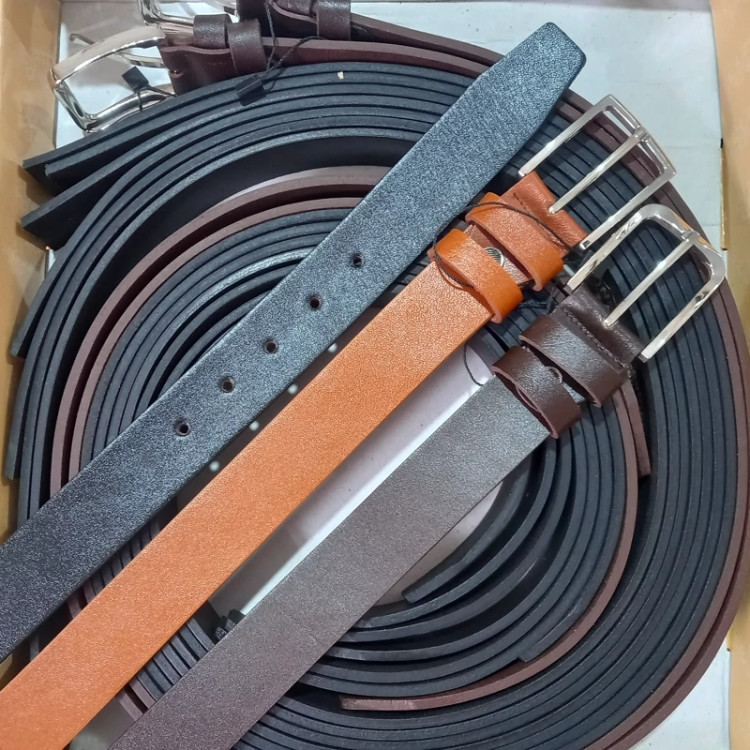 کمربندهای چرمی مردانه با عرض متوسط در رنگهای قهوه ای، مشکی و عسلی با سگک فلزی نقره ای