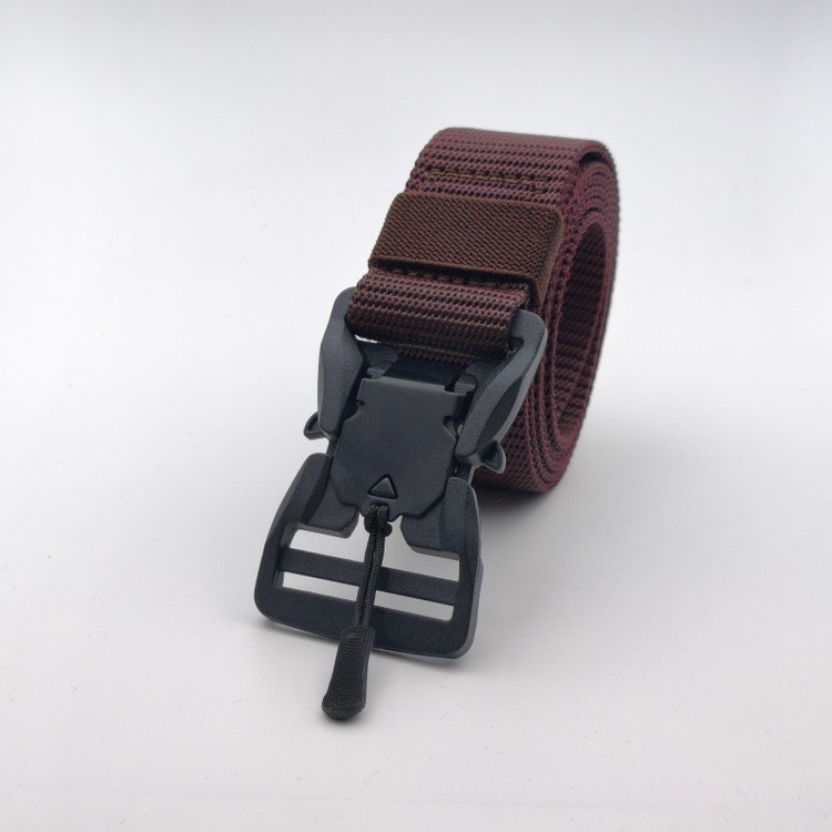 کمربند تاکتیکال زرشکی با سگک مگنتی ضامندار، مناسب کمپینگ و ورزشهای ماجراجویانه مردانه