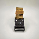 کمربند تاکتیکال خاکی با بند برزنتی مقاوم و سگک ترکیبی، مناسب کمپینگ و فعالیتهای فضای باز