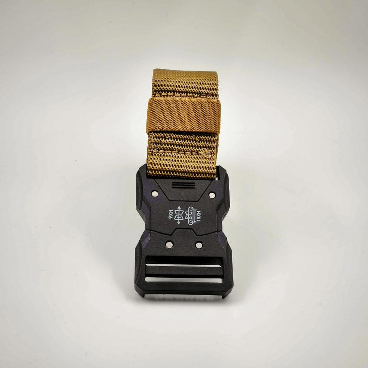کمربند تاکتیکال خاکی با بند برزنتی مقاوم و سگک ترکیبی، مناسب کمپینگ و فعالیتهای فضای باز
