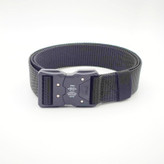 کمربند مشکی تاکتیکال با بند برزنتی ضخیم و سگک ترکیبی، مناسب استایل اسپرت و استفاده روزمره با دوام بالا