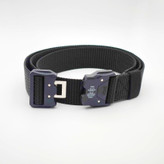 نمای نزدیک کمربند تاکتیکال مشکی با بند برزنتی و سگک ترکیبی فلز و پلاستیک، مناسب استفاده نظامی و روزمره