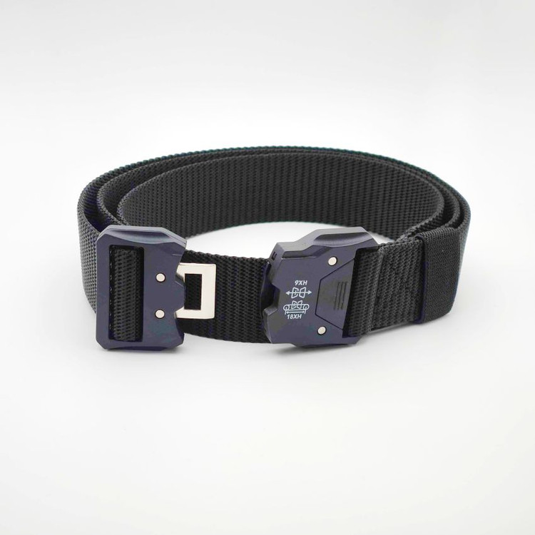 نمای نزدیک کمربند تاکتیکال مشکی با بند برزنتی و سگک ترکیبی فلز و پلاستیک، مناسب استفاده نظامی و روزمره