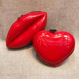 کیف آرایشی قلبی و لب قرمز با سطح براق، زیپ سراسری و بند قابل جدا شدن، مناسب هدیه و استفاده روزمره