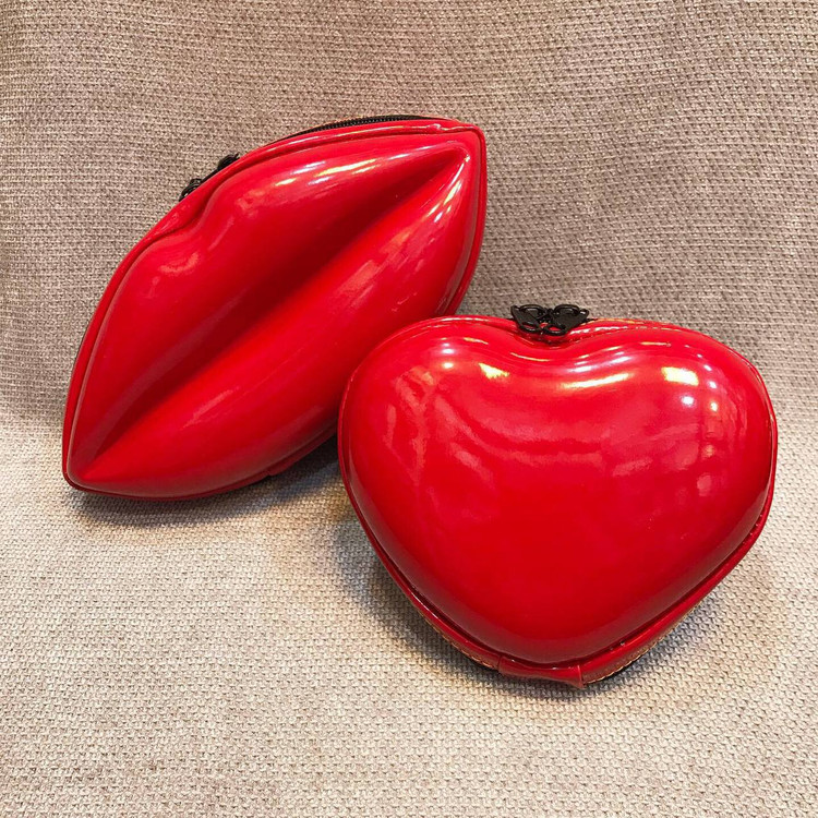 کیف آرایشی قلبی و لب قرمز با سطح براق، زیپ سراسری و بند قابل جدا شدن، مناسب هدیه و استفاده روزمره