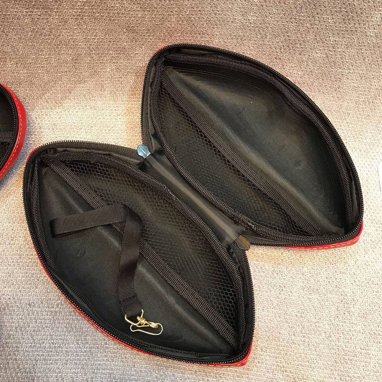 کیف آرایشی لبشکل قرمز با بدنه قالبی، فضای داخلی مشبک و کش نگهدارنده دائمی، چیدهشده روی سطح پارچهای