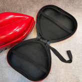 فضای داخلی کیف آرایشی قالبی با زیپ دوبل، جیب مشبک، کش نگهدارنده و قلاب طلایی، مناسب نظمدهی لوازم آرایش